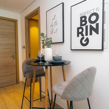 Fam Living - Marina Marvel - Studio Apartment With Breathtaking Views In Studio One Tower Dubaj Kültér fotó