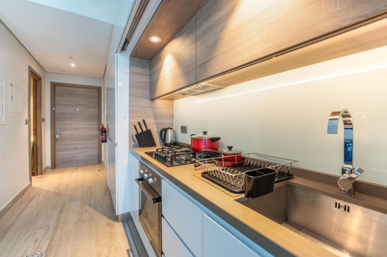 Fam Living - Marina Marvel - Studio Apartment With Breathtaking Views In Studio One Tower Dubaj Kültér fotó