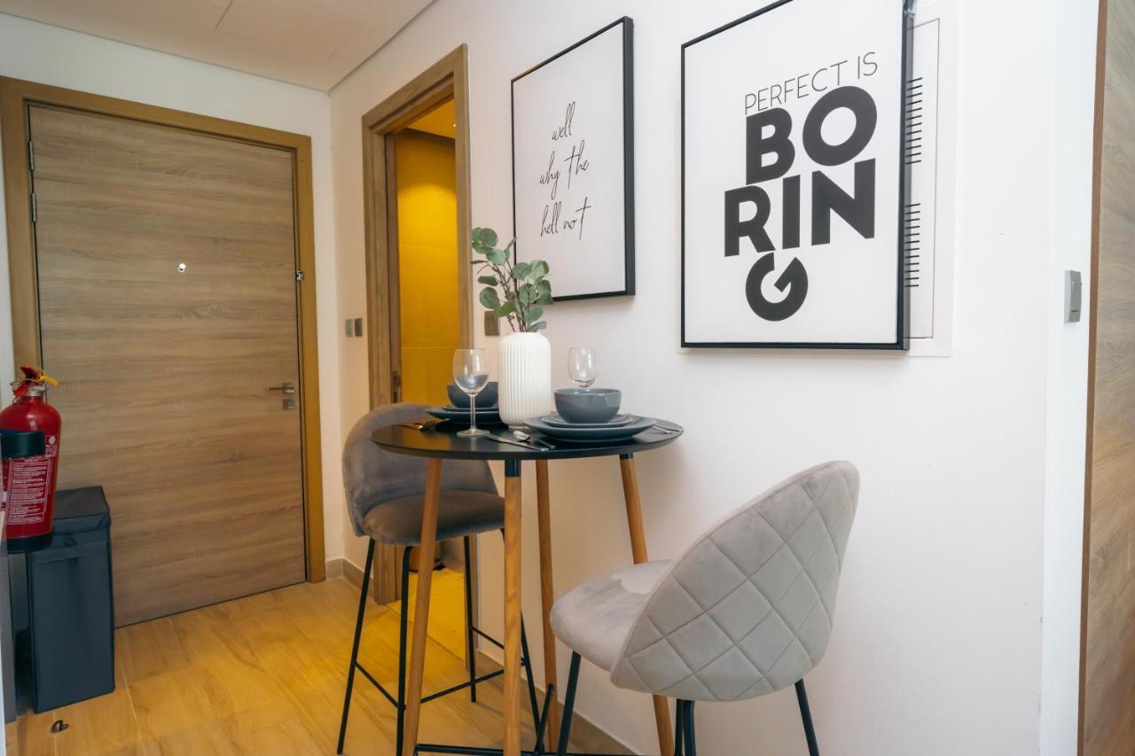 Fam Living - Marina Marvel - Studio Apartment With Breathtaking Views In Studio One Tower Dubaj Kültér fotó